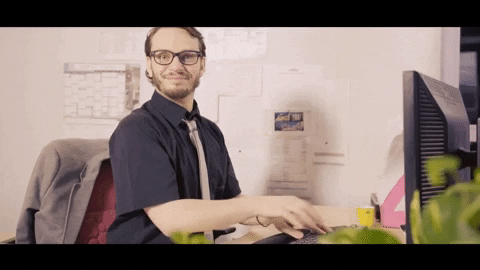 un homme qui tape sur son ordinateur