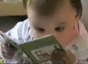 un bébé qui lit frénétiquement un livre