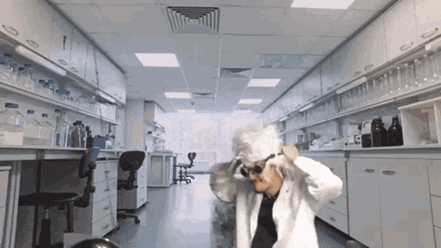 Un savant fou qui danse dans un laboratoire