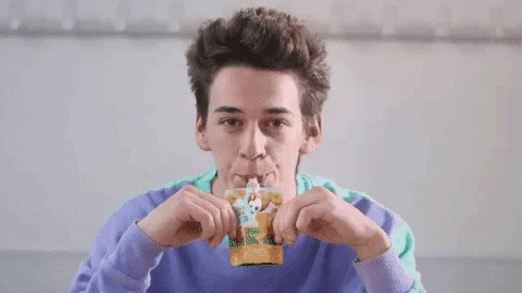 un ado qui mange une pom'potes et qui fait un pouce en l'air